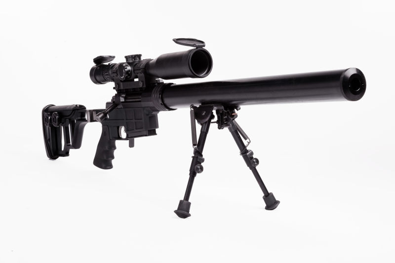 El rifle Saboteur con silenciador incluido.